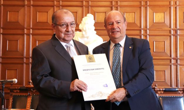 Otorga la UASLP el distintivo de profesor emérito a dos docentes.