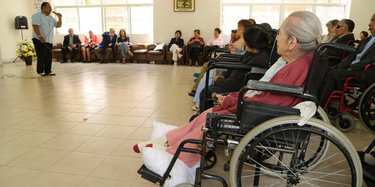 Festeja DIF Estatal a abuelitos en su día.
