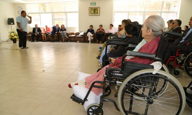 Festeja DIF Estatal a abuelitos en su día.