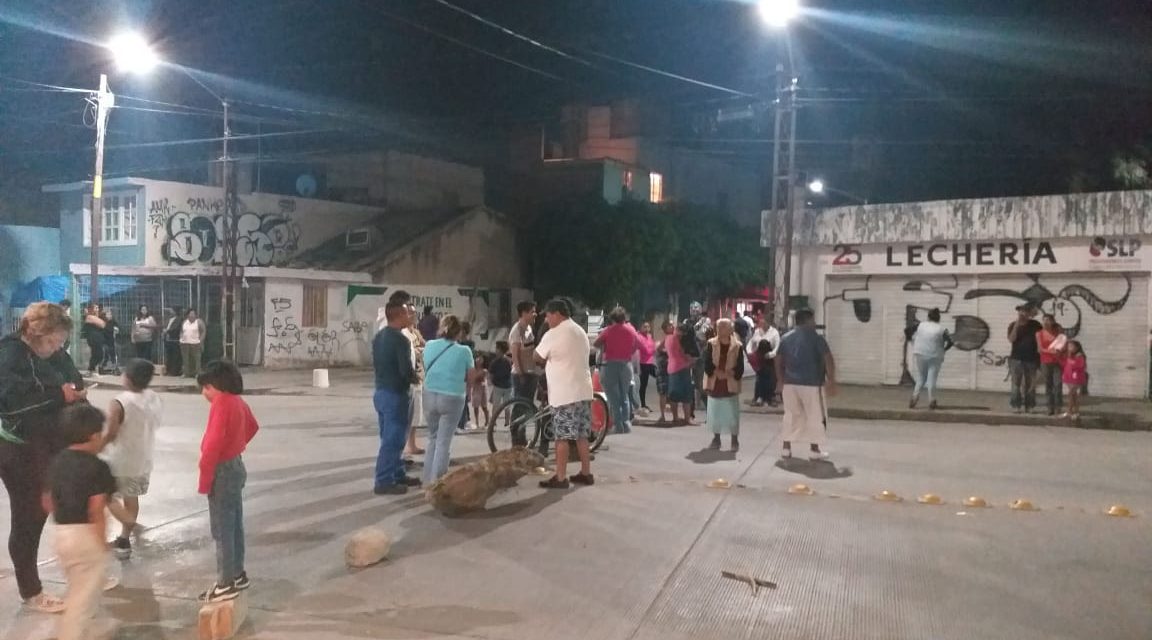 Continúan bloqueos por mal servicio de agua.