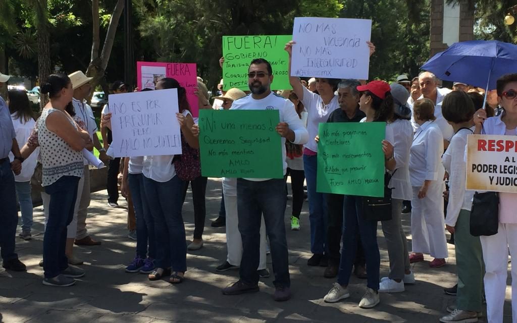 Marchan “Chalecos México” en calles del Centro para protestar contra AMLO.