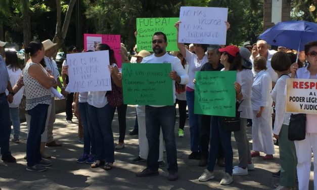 Marchan “Chalecos México” en calles del Centro para protestar contra AMLO.