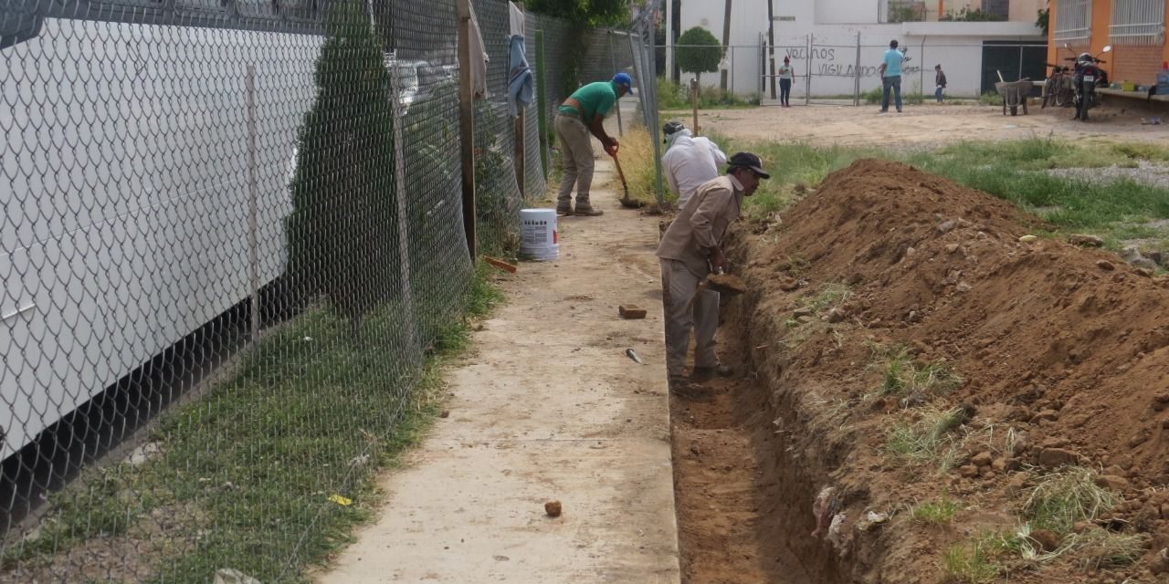 Construyen bardas perimetrales para escuelas del municipio de Soledad.