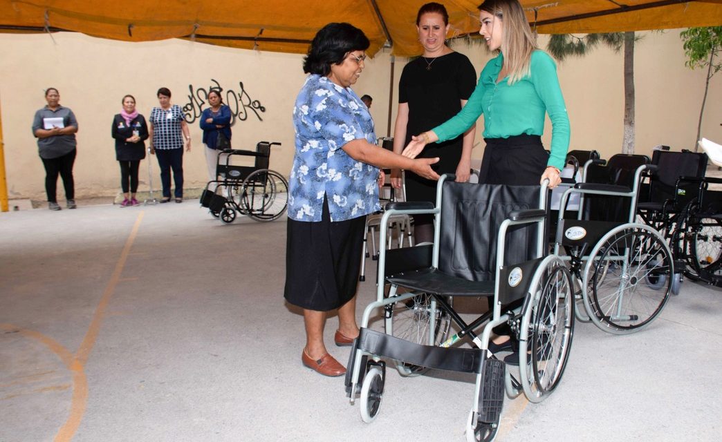 Entrega DIF municipal de Soledad paquete de sillas de ruedas.