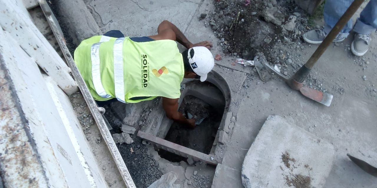 Trabajo de desazolve en alcantarillas aumenta en Soledad ante eventuales tormentas.