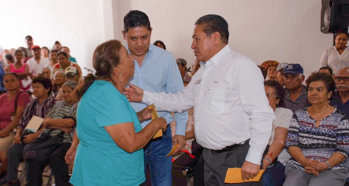 Entrega ayuntamiento de Soledad apoyos para adultos mayores.