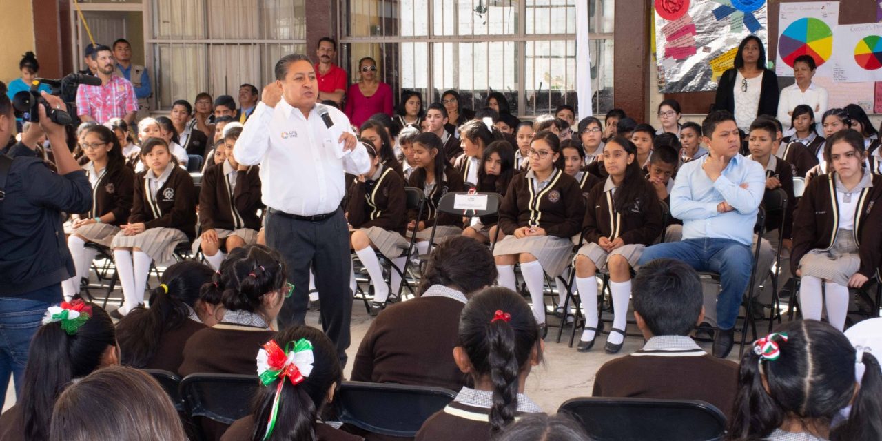 Entrega alcalde de Soledad dos nuevas aulas a secundaria.