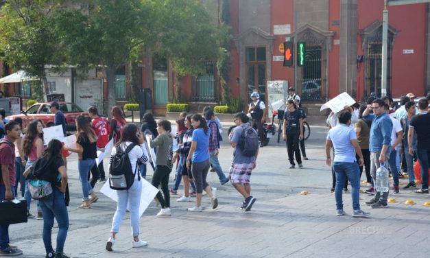 Estudiantes marchan en protesta por la inseguridad.