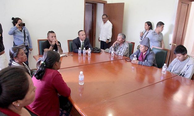 Se reúnen indígenas con diputados, ante desatención del municipio.
