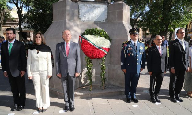 Encabezó gobernador la guardia de honor ante el monumento a la independencia.