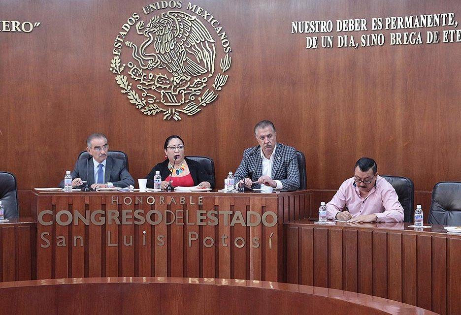 Atenderán diputados exigencia de taxistas para frenar pirataje.