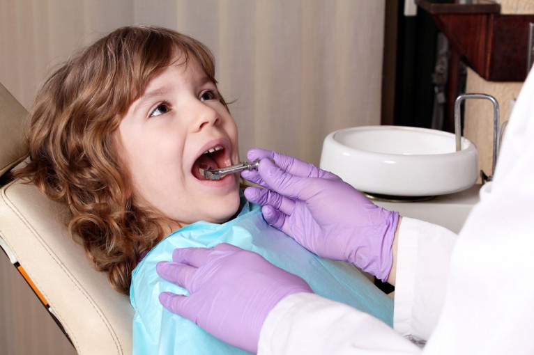 Aplican barniz que previene caries dental en menores de 10 años.