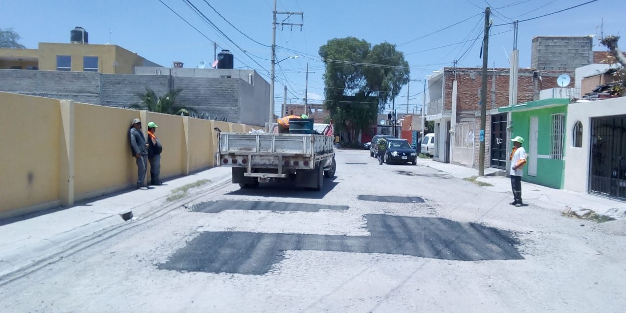 Continúa programa de bacheo en colonias de Soledad.