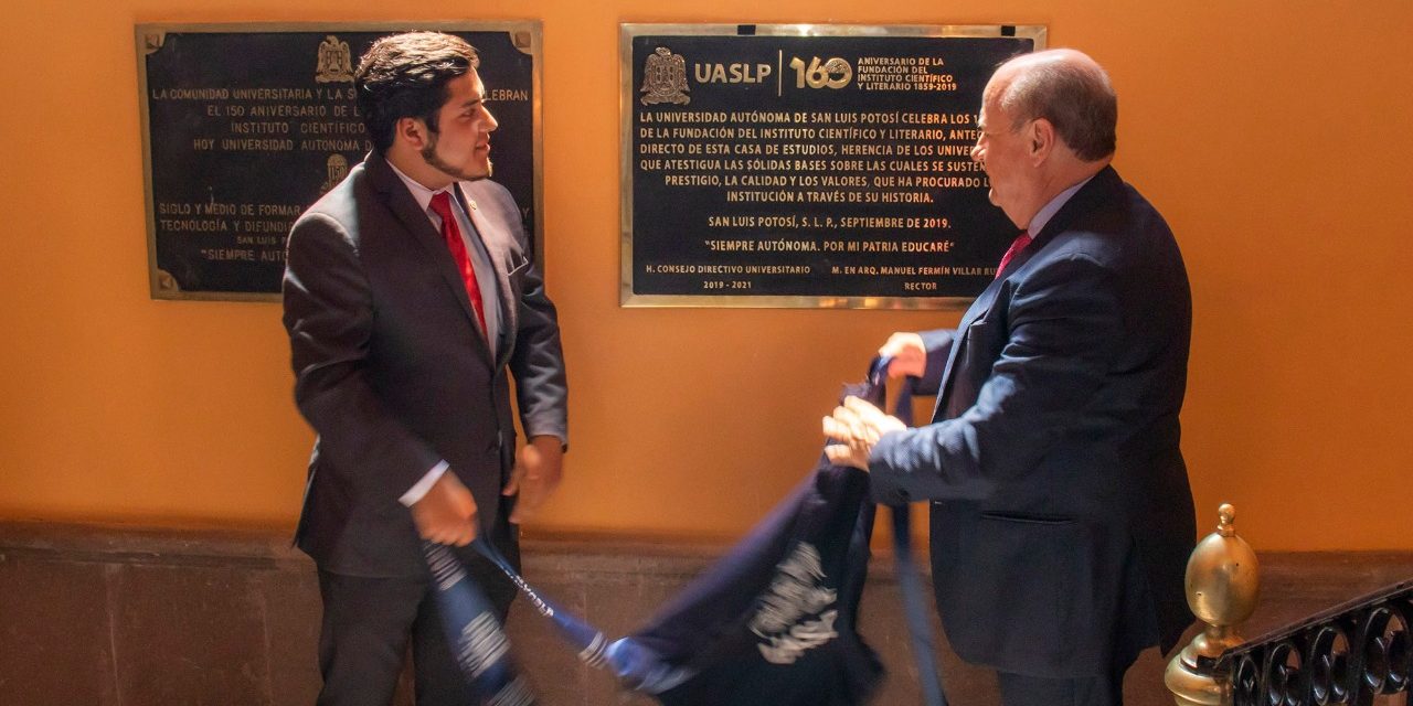 UASLP develó placa conmemorativa a los 160 años del Instituto Científico y Literario.