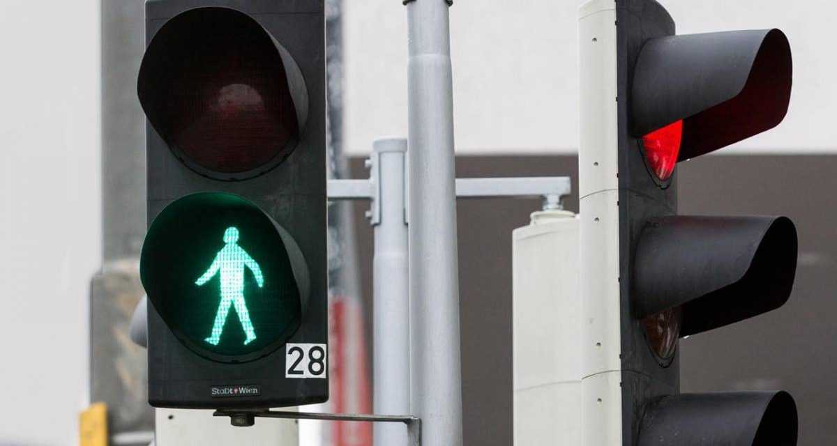 Busca Congreso que municipios instalen semáforos inteligentes para invidentes.