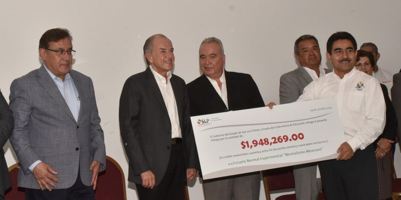 Entrega JM Carreras recursos a escuelas normalistas.