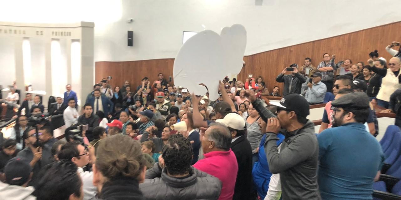 Trifulca en el Congreso del Estado genera suspensión de la sesión.