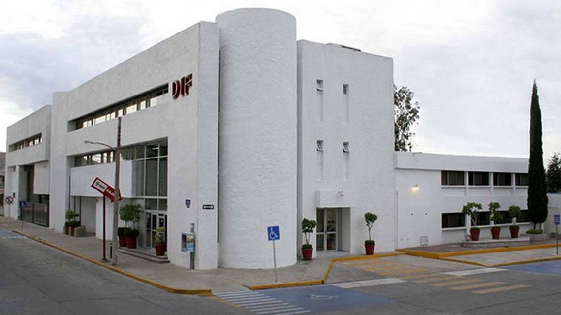 Detienen a funcionario del DIF estatal por probable violación