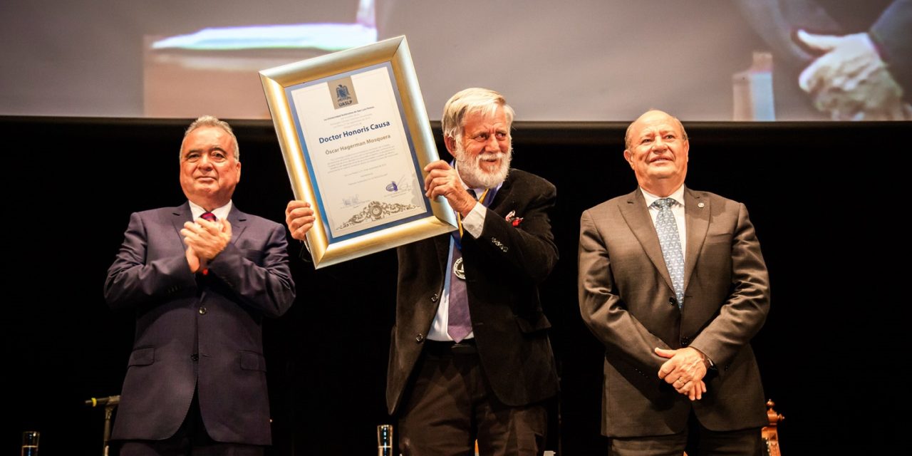 UASLP recibe al arquitecto Óscar Hagerman en su claustro de Doctores Honoris Causa.