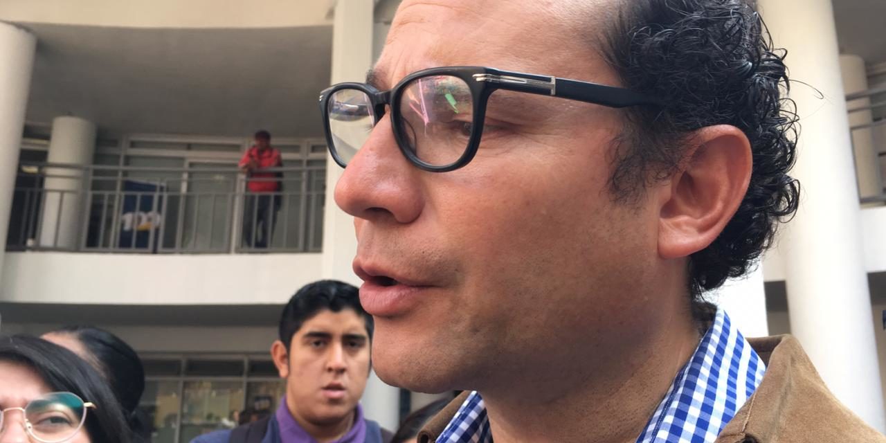 Analiza ayuntamiento de la capital denunciar pinta de color verde de terrenos baldíos recuperados.