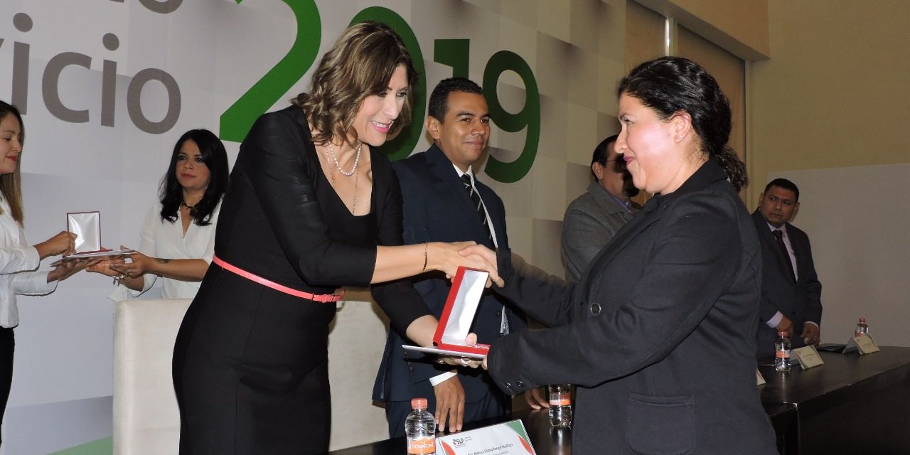 Entrega SS reconocimientos a sus trabajadores con hasta 45 años de servicio.