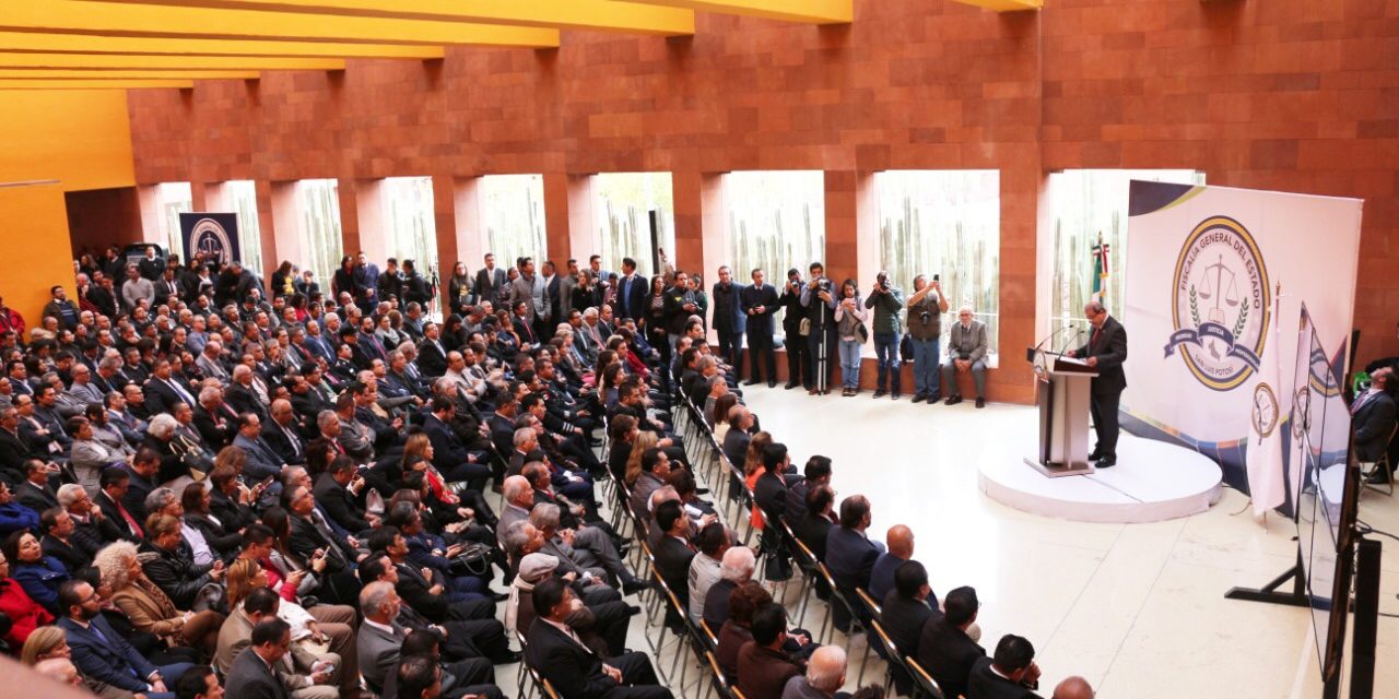 Presenta fiscal general su segundo informe de actividades