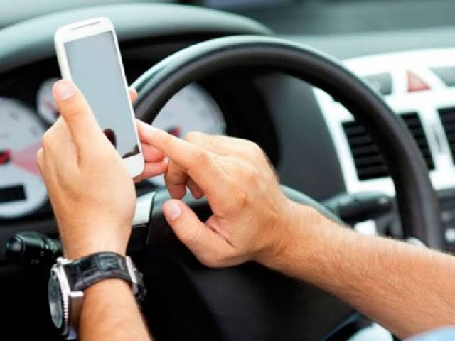Catalogan uso de celular al conducir, equiparable a estado de ebriedad.