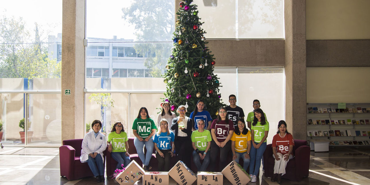 Universitarios colocan árbol navideño con elementos de la Tabla Periódica.