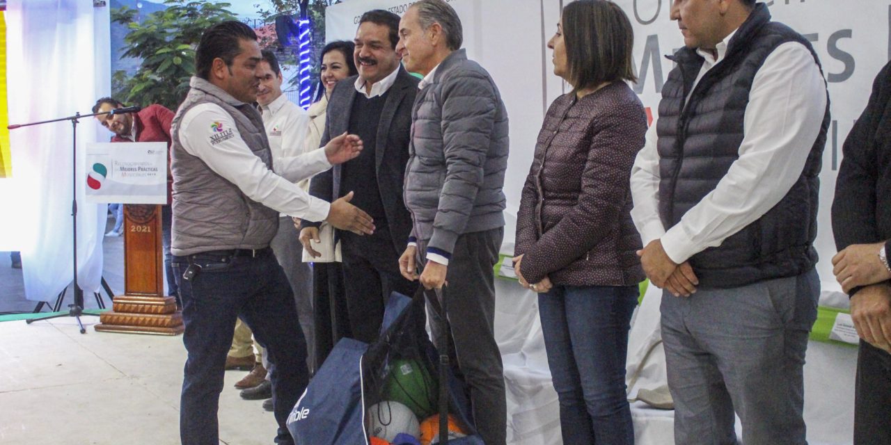 JM Carreras entregó material a tutores deportivos.
