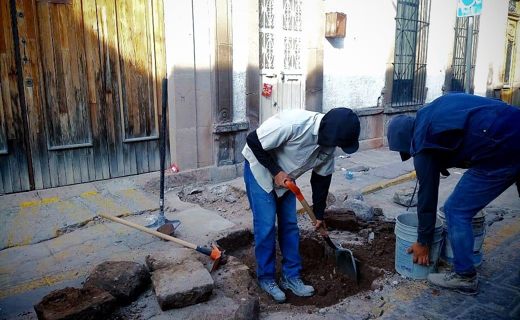 Realiza Interapas trabajos de bacheo en la zona centro