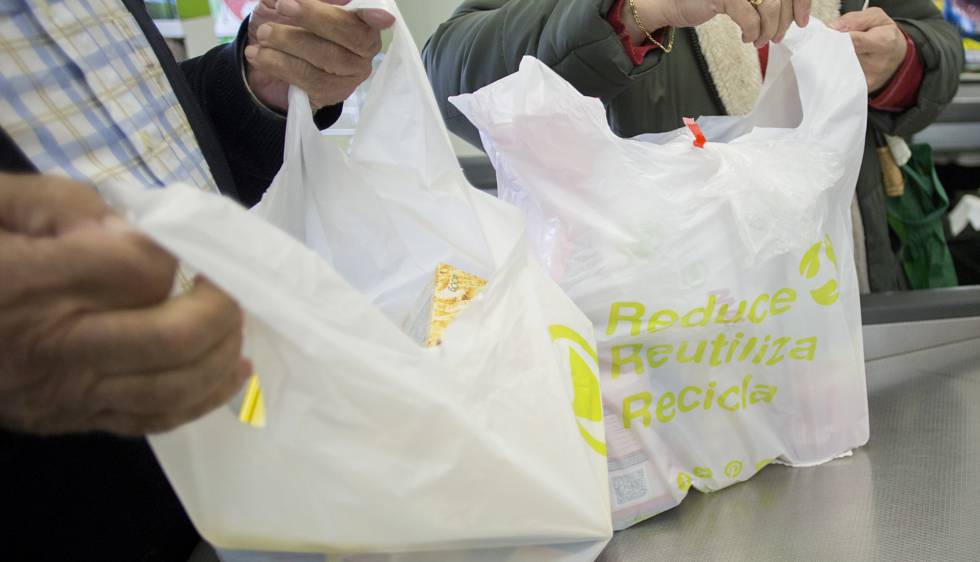 Deben afinarse sanciones por uso de bolsas de plástico en comercios.