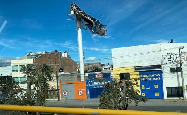 Mantienen revisión a estructuras de espectaculares por fuertes vientos.