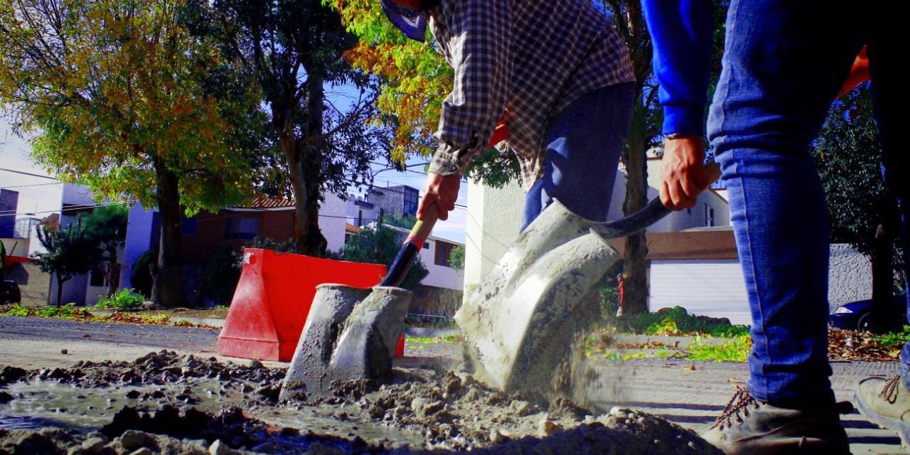 Continúa Interapas con trabajos de bacheo