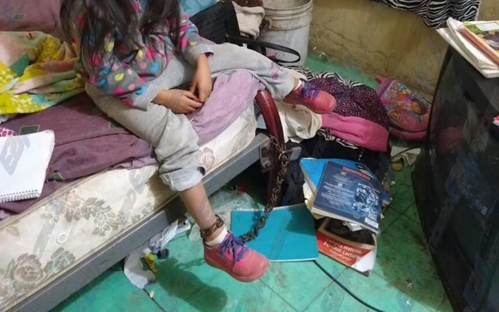 En resguardo menor de Ciudad Fernández que era encadenada a la cama.