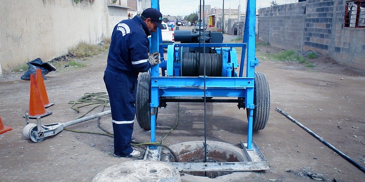 Interapas continúa con la limpieza preventiva en drenajes