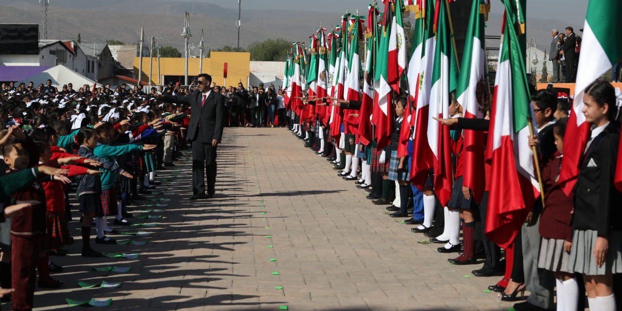Realizan Juramento a la Bandera alumnos del tercer año.