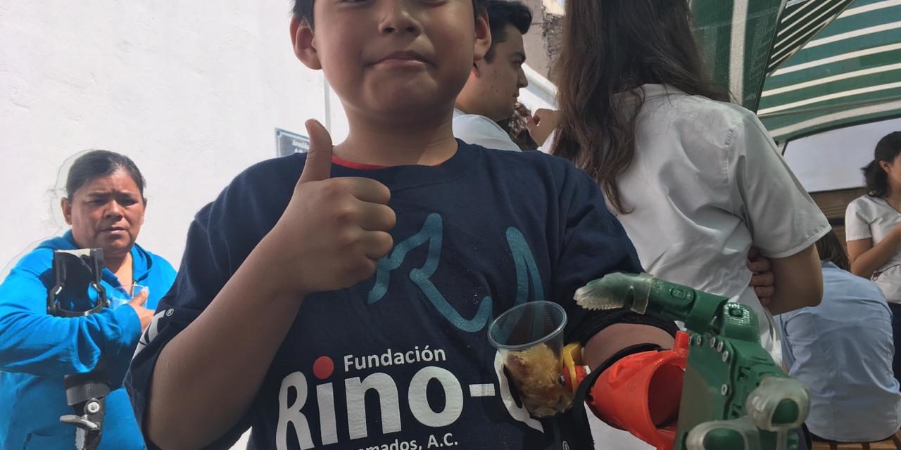 Entrega Fundación Rino Q prótesis para niños que perdieron su brazo por uso de pirotecnia.