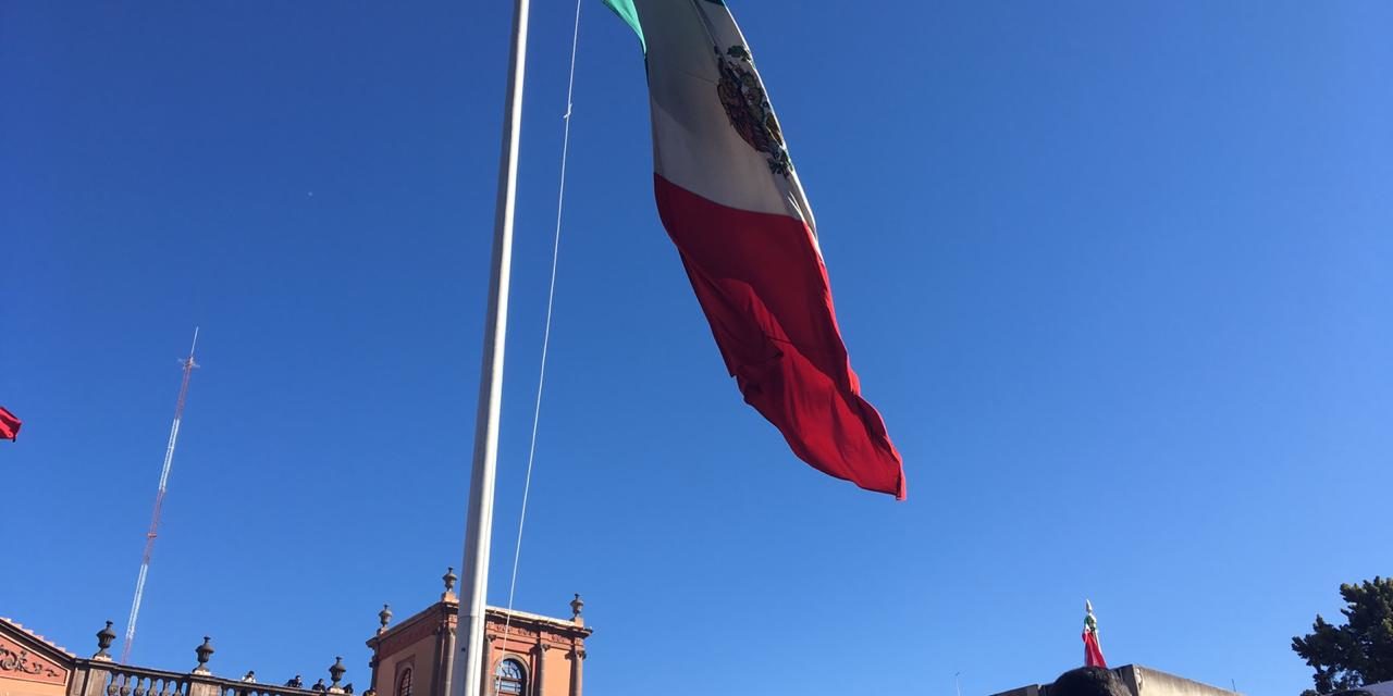 Casi 40 alumnos del tercer grado de la Huasteca Potosina sufren desmayos en actos del Día de la Bandera.