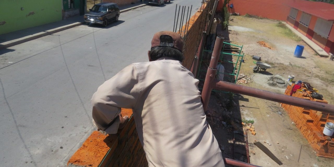 Atienden peticiones para bardas de seguridad en escuelas de Soledad.