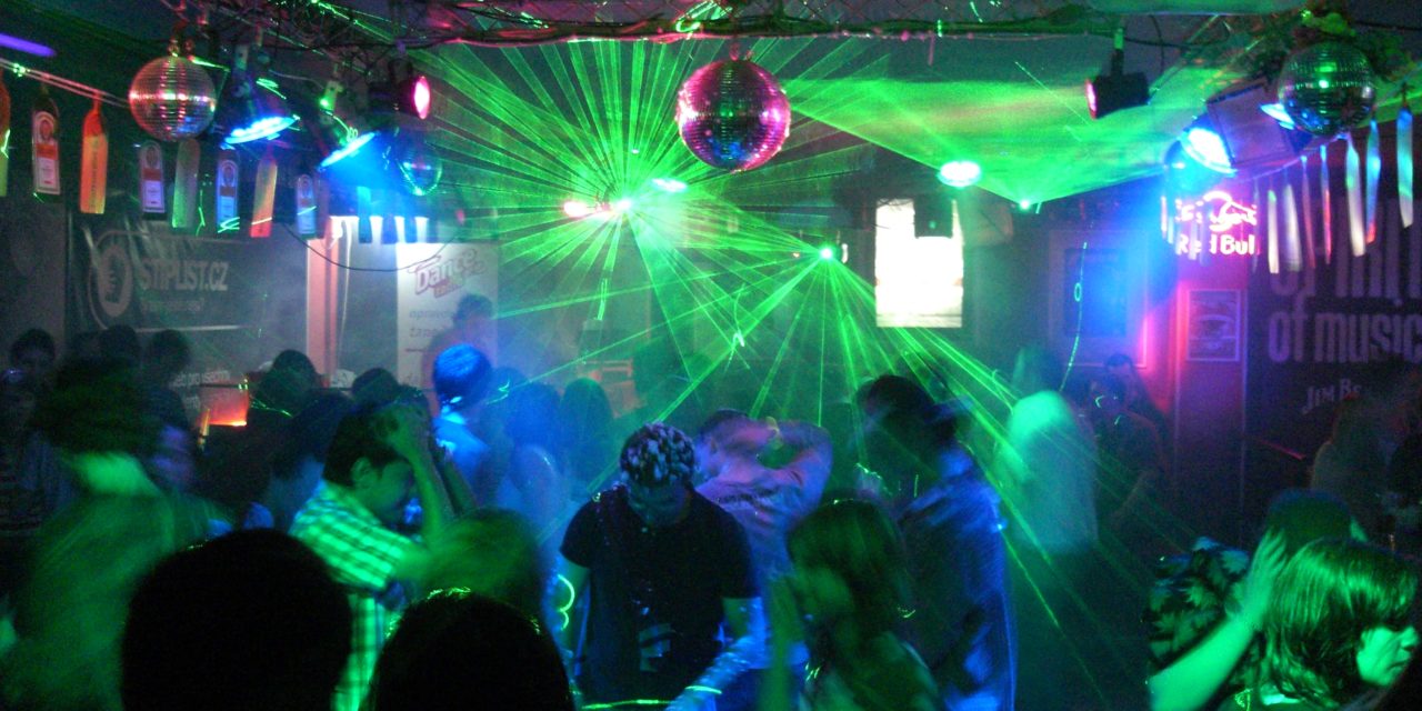 Bares y centros nocturnos suspenden actividades por el Covid-19