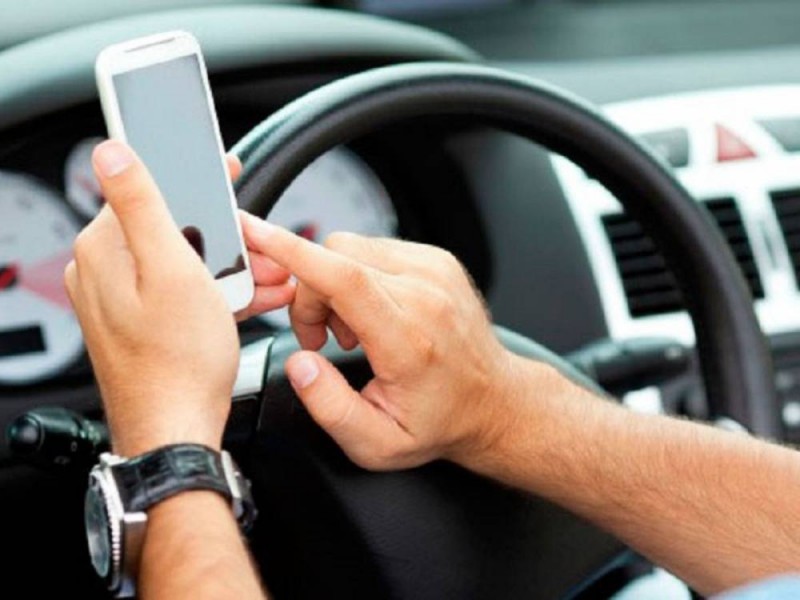 Analiza Congreso sanciones penales por conducir usando teléfono celular.