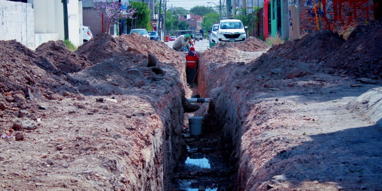 Comienza Interapas reposición de drenaje sanitario en la Mezquital