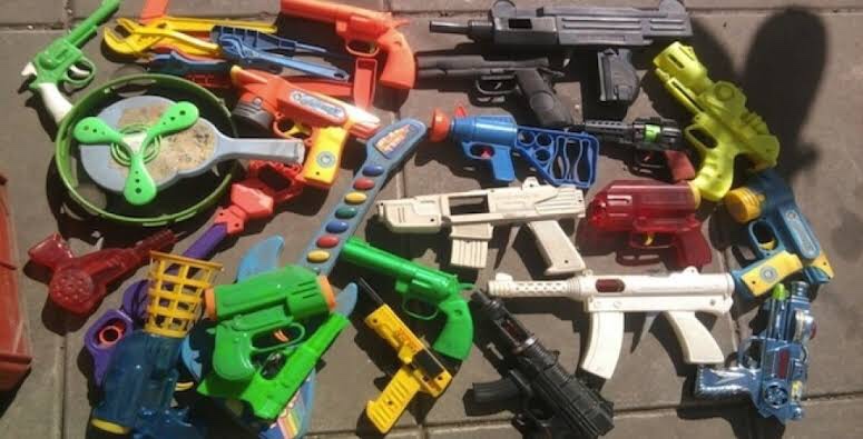 Proponen prohibir la comercialización de juguetes bélicos
