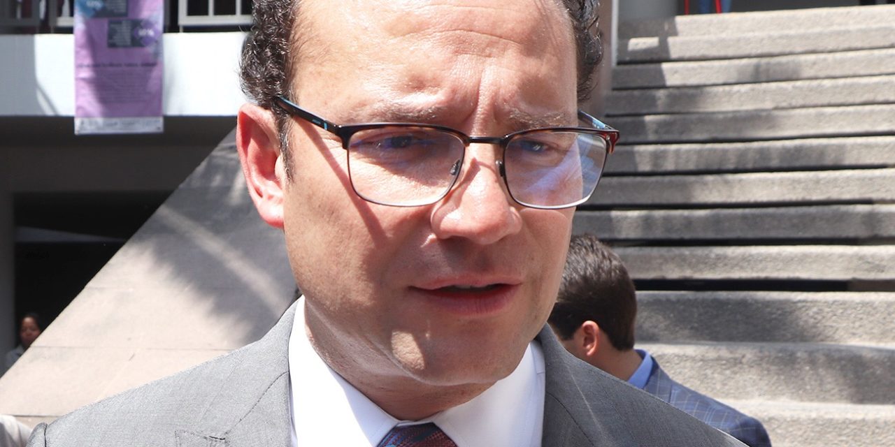 Utiliza Xavier Nava crisis, para pedir a AMLO condone la mitad del adeudo de Interapas con CFE.