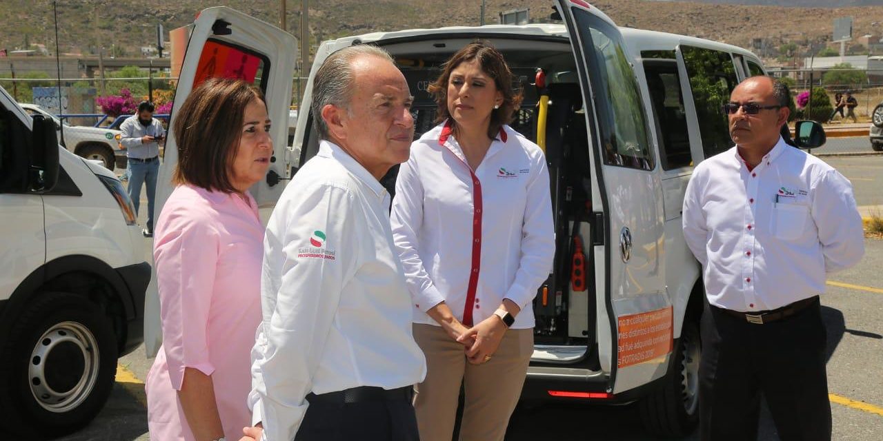 JM Carreras y LVR entregaron vehículos adaptados y camionetas a DIF municipales.