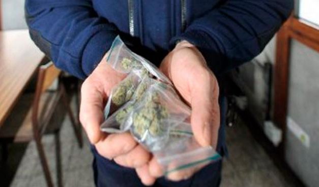 Aseguran automóvil con más de 100 dosis de droga en la Huasteca.