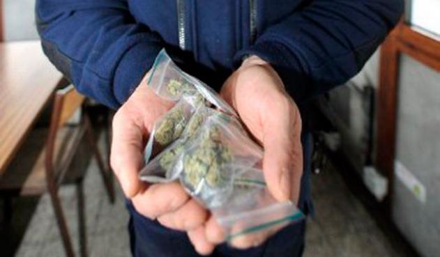 Aseguran automóvil con más de 100 dosis de droga en la Huasteca.