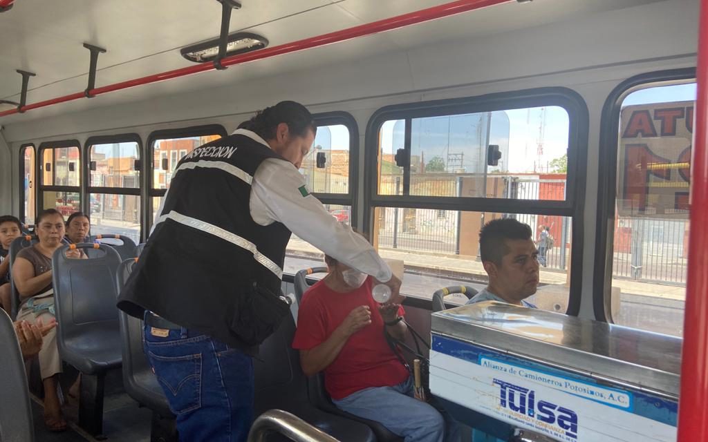 SCT reparte gel antibacterial a operadores de transporte urbano en todo el estado.