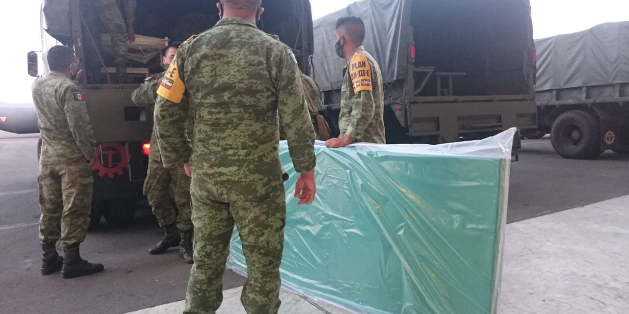 Personal militar realiza el traslado de insumos médicos de la Ciudad de México al estado de San Luis Potosí