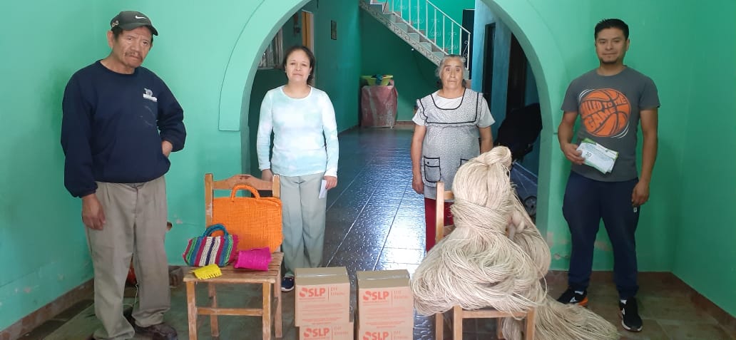 DIF estatal entregó apoyos alimentarios a familias de artesanos.